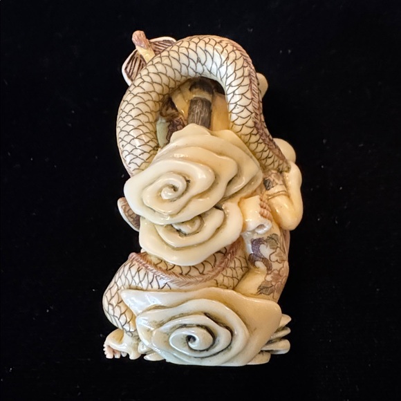 Intricately Carved Faux Ivory (?) Signed Netsuke with Dragon Motif - Picture 2 of 12